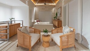 Une chambre à coucher moderne avec un plafond en bois, un lit, un canapé et une table d’appoint.