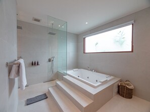Grand Villa | Private spa tub
