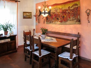 Dining - Beautiful  villa for 5 guests with private pool, A/C, WIFI, TV and patio (Capannori)