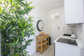 Refrigerador con freezer, microondas, horno, placa de cocina