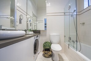Apartment | Badezimmer | Duschwanne, Haartrockner, Handtücher, Seife