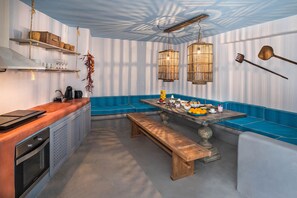 Jääkaappi, mikroaaltouuni, uuni, astianpesukone