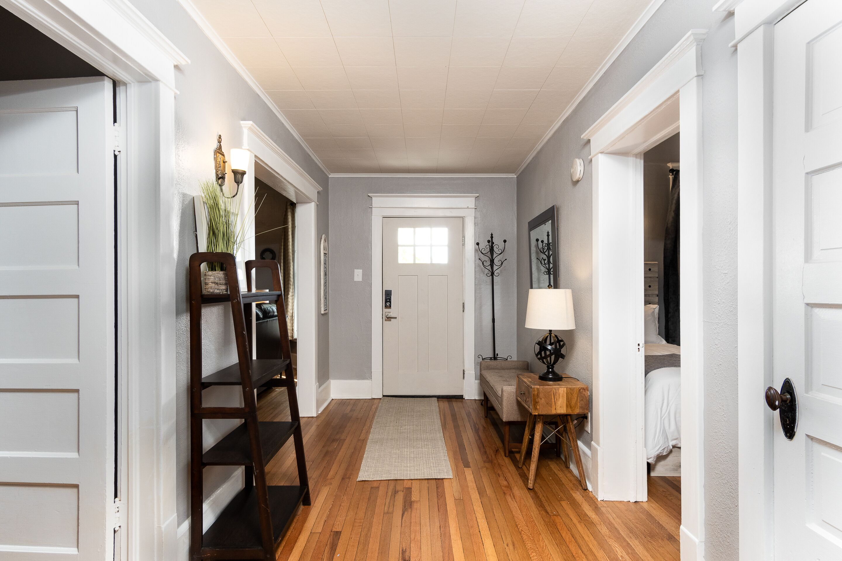 3 chambres, bureau, fer et planche à repasser, lit parapluie