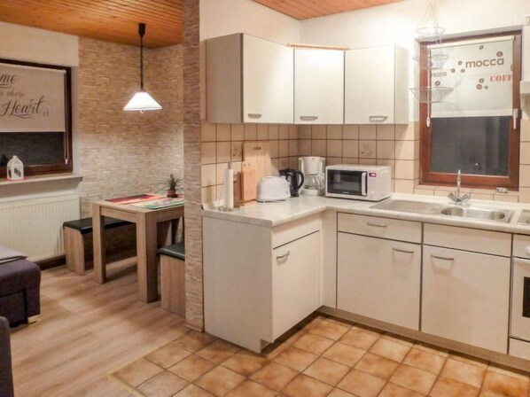 KĂŒhlschrank, Mikrowelle, Ofen, Toaster