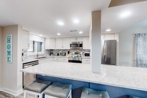 Fridge, microwave, oven, stovetop - Harbour Town villa with courtyard view & pool - close to shops & restaurants (Hilton Head)