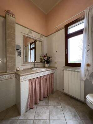A bathroom with a sink, mirror, and window. - Private Villa with A/C, WIFI, private pool, TV, patio, panoramic view, close to San Gimignano (Iano)