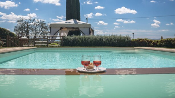 A pool with two glasses of red drink on a tray, a tent, and a tall tree in the background. - Private Villa with WIFI, A/C, private pool, TV, patio, panoramic view, close to San Gimignano (Iano)