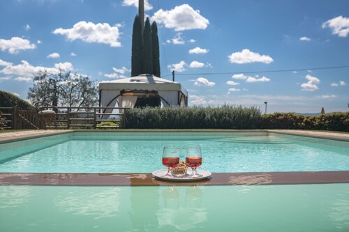 Private Villa with private pool, A/C, WIFI, TV, patio, panoramic view, close to San Gimignano