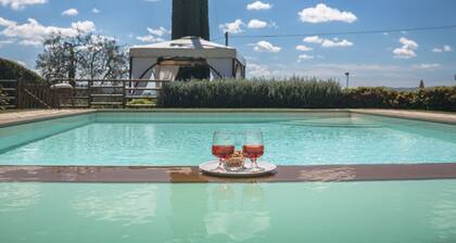 Private Villa with private pool, A/C, WIFI, TV, patio, panoramic view, close to San Gimignano