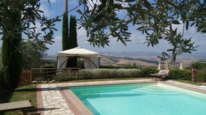 A swimming pool with a pergola and a gazebo, surrounded by olive trees and a view of rolling hills. - Private Villa with A/C, WIFI, private pool, TV, patio, panoramic view, close to San Gimignano (Iano)