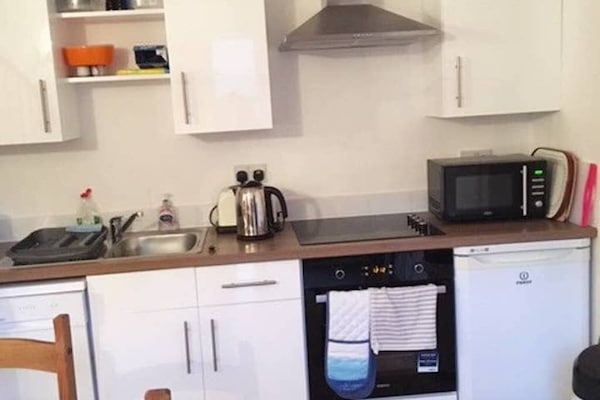 Een koelkast, een magnetron, een oven, een kookplaat