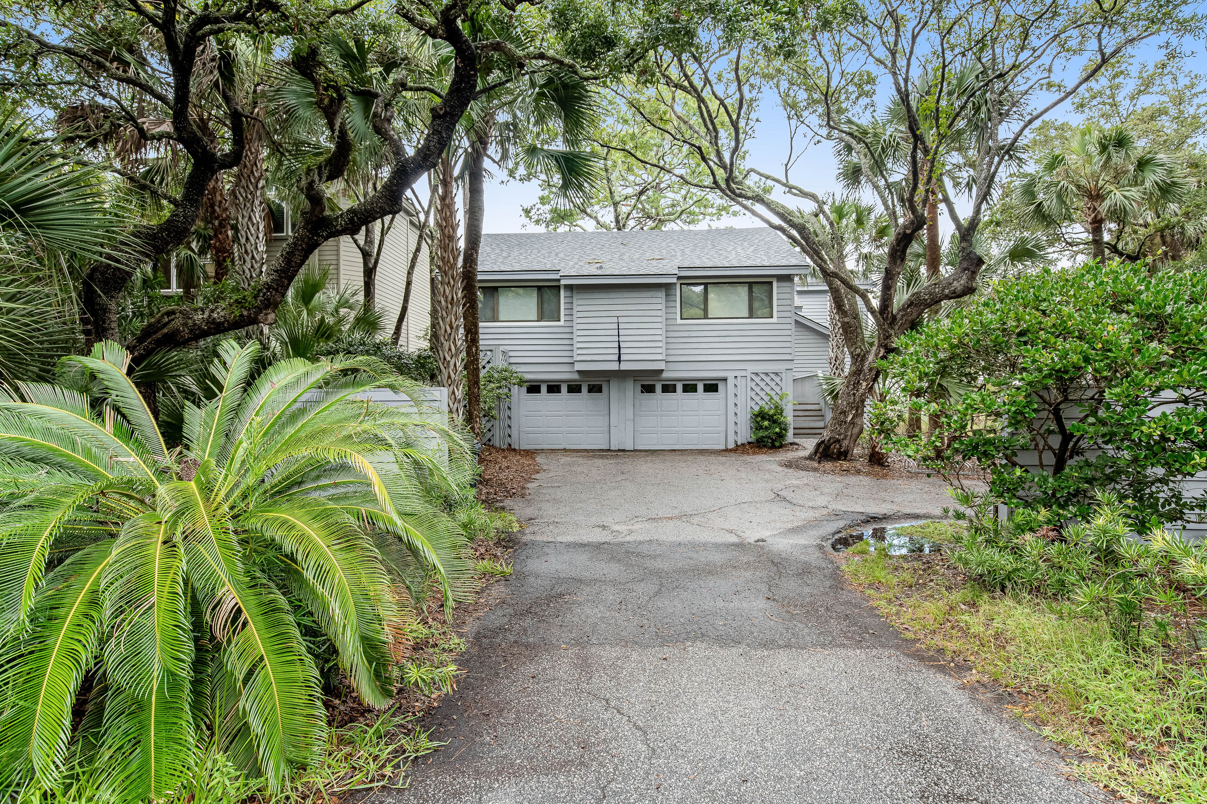 Marsh front home w/ endless views, spacious outdoor living areas- bike to beach
