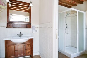 Baignoire, sèche-cheveux, bidet, serviettes fournies