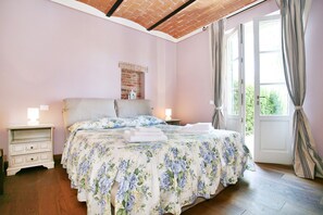 6 Schlafzimmer, Schreibtisch, Bügeleisen/Bügelbrett, Reisekinderbett