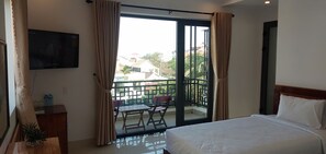 Minibar, desk, blackout curtains, soundproofing - Hoi An New Life Homestay & Villa (Da Nang)