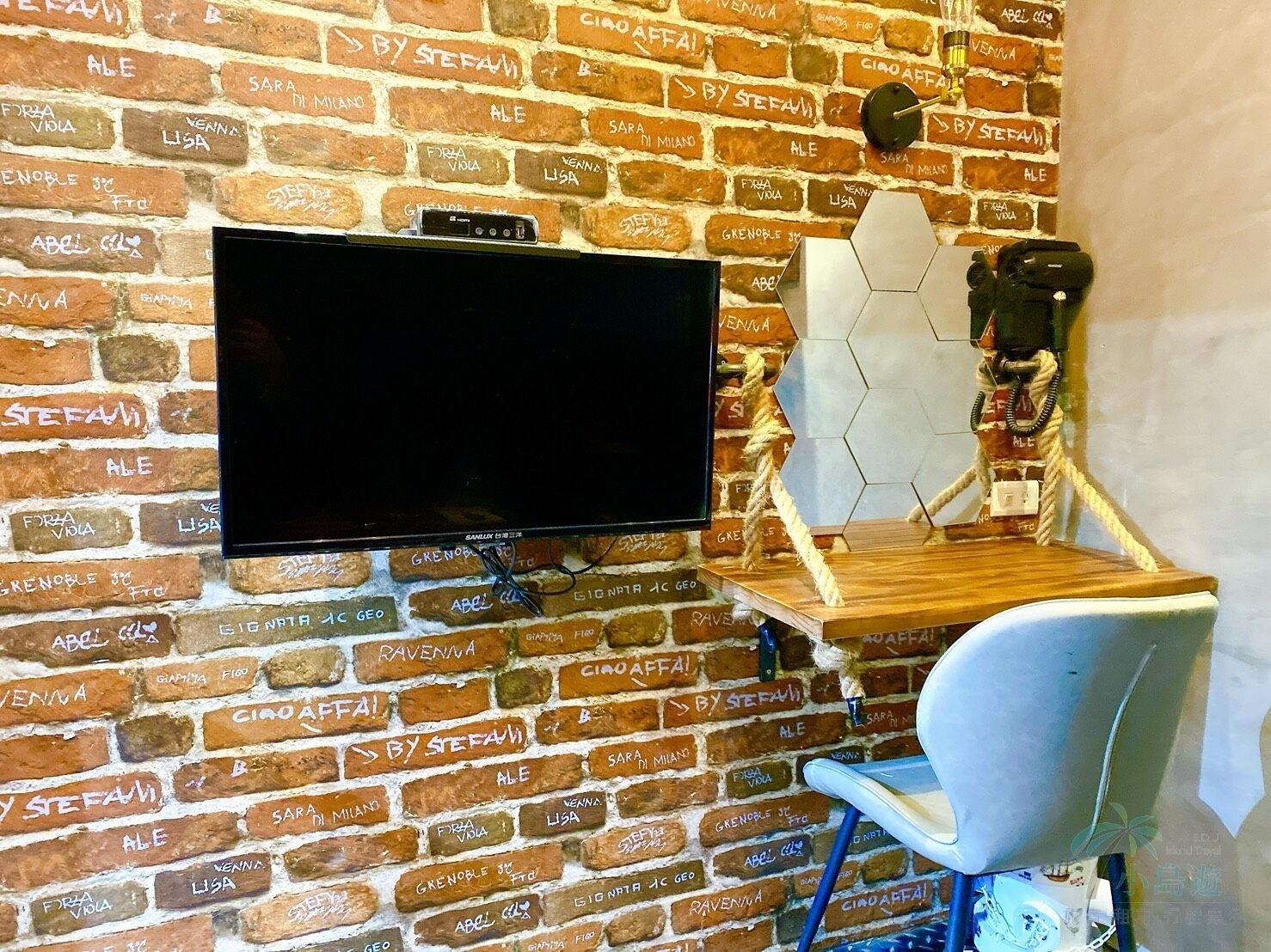 Signature Room | Desk, blackout drapes, free WiFi, bed sheets