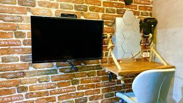 Signature Room | Desk, blackout drapes, free WiFi, bed sheets