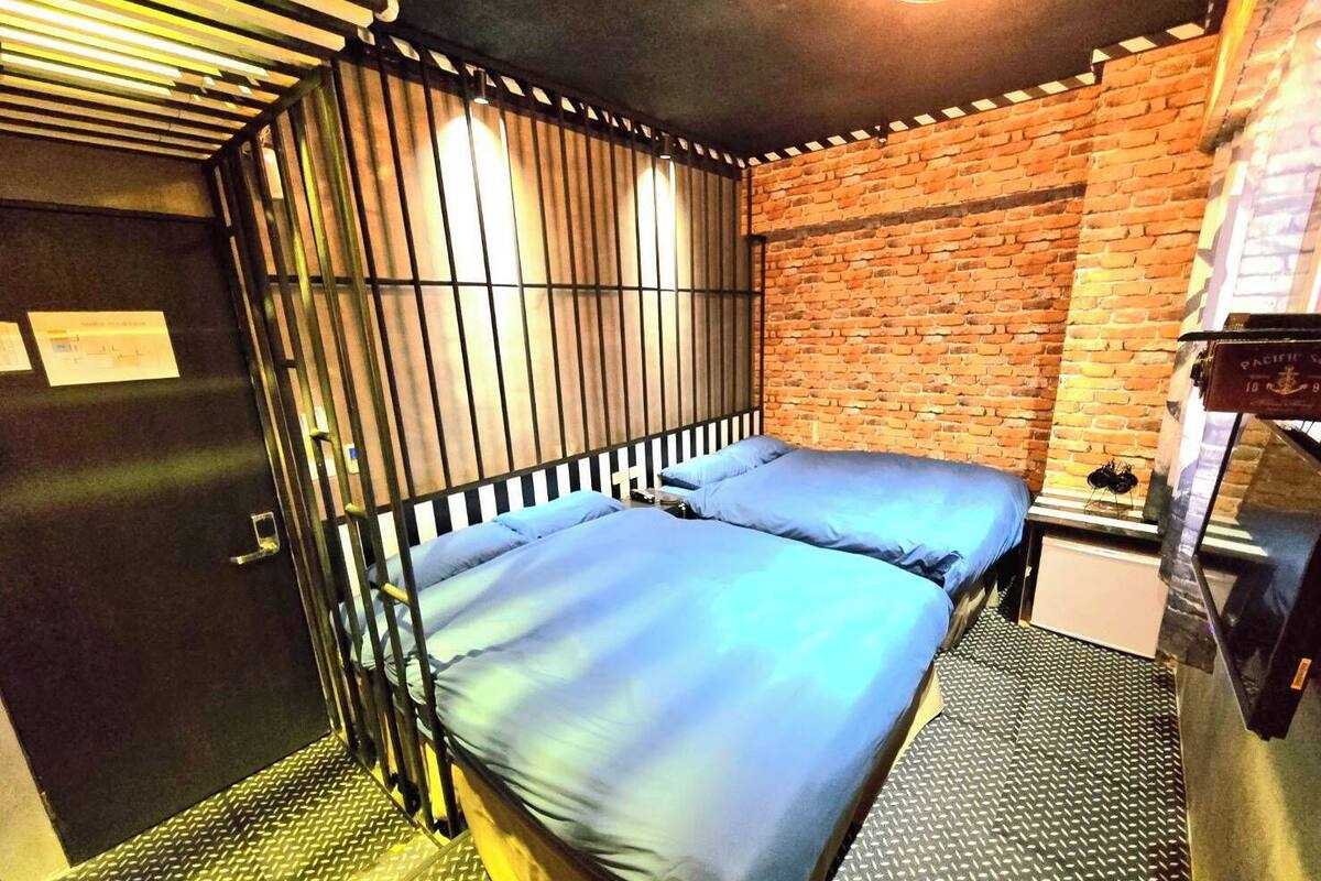 Signature Quadruple Room | Desk, blackout drapes, free WiFi, bed sheets