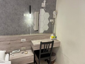 書桌、遮光布/窗簾、免費無線上網、床單