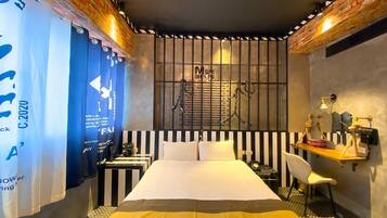 Escritorio, cortinas blackout, wifi gratis y ropa de cama