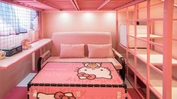 Escritorio, cortinas blackout, wifi gratis y ropa de cama