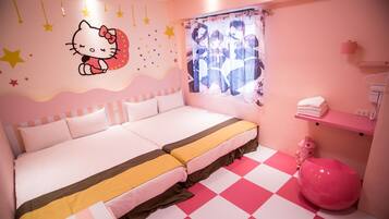 Signature Quadruple Room | Desk, blackout drapes, free WiFi, bed sheets