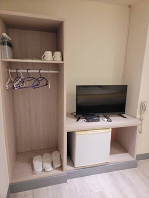 Standard Room | Desk, blackout drapes, free WiFi, bed sheets - Hexing Hotel (Magong)