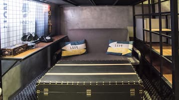 Signature Room | Desk, blackout drapes, free WiFi, bed sheets