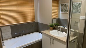 Bathtub - Bella Nicola - 4 bedroom house in Bright (BRIGHT)