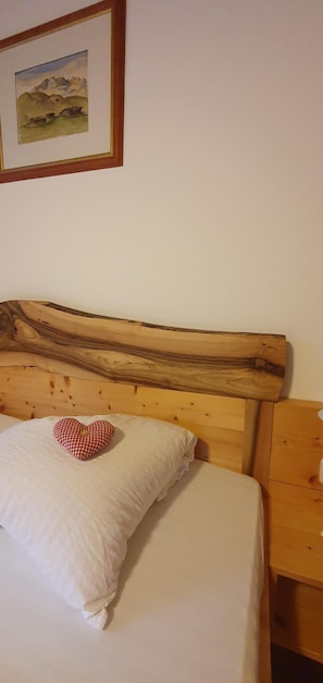 2 عدّة غرف نوم وخدم ة الإنترنت وملاءات أسرّة