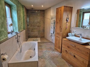 Shower, hair dryer, towels - Ferienwohnung "Watzmannkind 1" für 1-4 Personen, ca. 65 m², 2 Schlafzimmer, Wohnküche (Bischofswiesen)