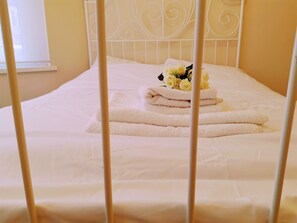 2 bedrooms, iron/ironing board, WiFi, bed sheets - The Hazeldene Apartment (20 min walk to Cardiff City Centre) (Cardiff)