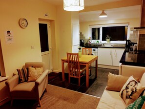 TV, video games, DVD player, music library - The Hazeldene Apartment (20 min walk to Cardiff City Centre) (Cardiff)