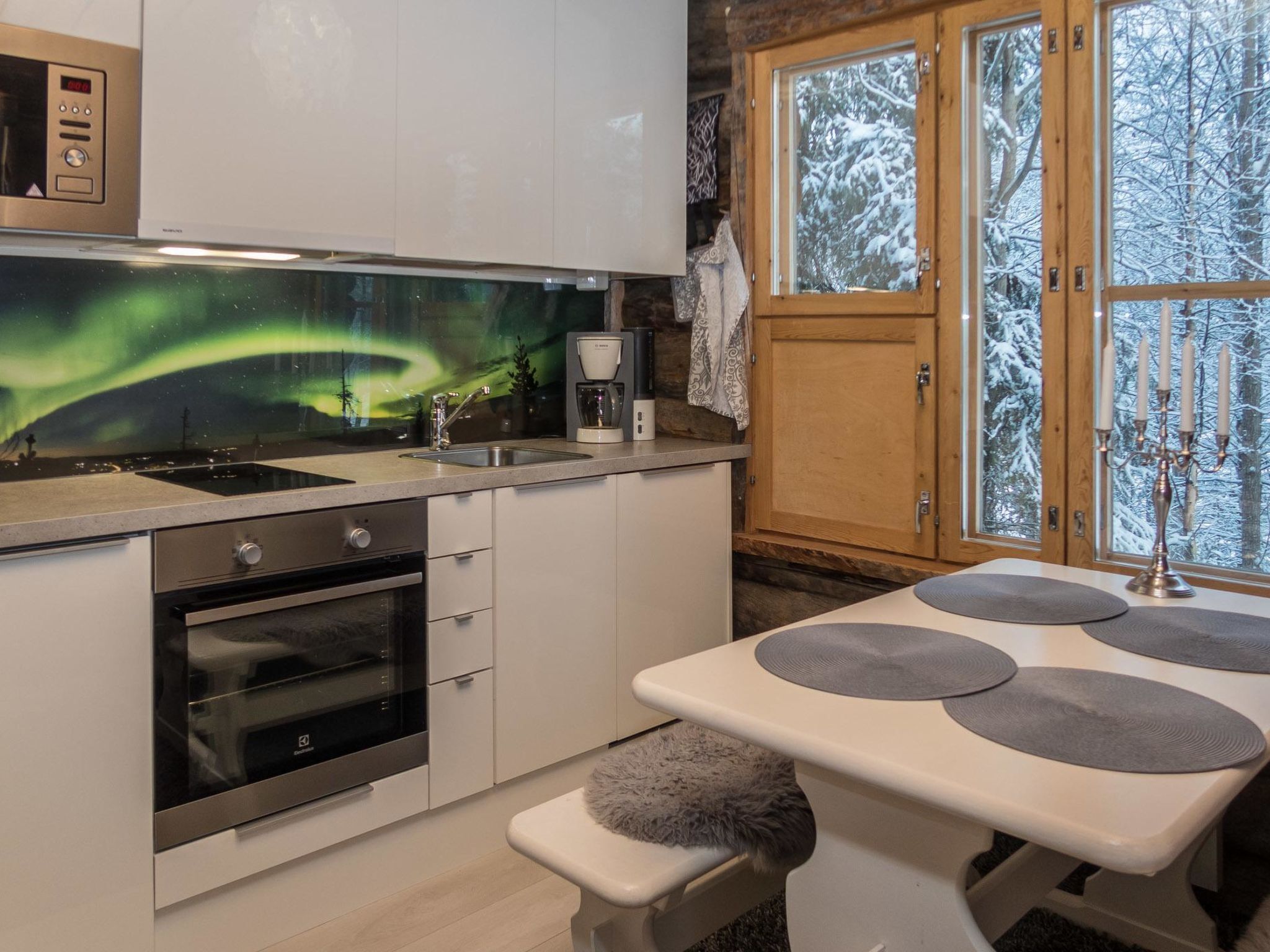 Kylskåp, mikrovågsugn, diskmaskin och grytor/köksredskap