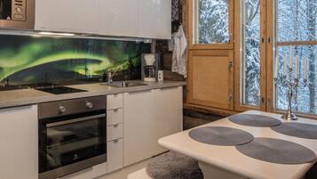 Kylskåp, mikrovågsugn, diskmaskin och grytor/köksredskap