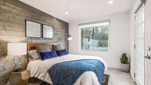 5 bedrooms, iron/ironing board, travel crib, free WiFi - Bachelorette Fave - Pool, Hot Tub, Near Downtown (Austin)