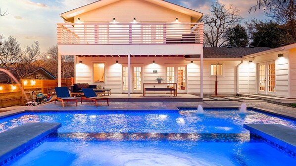 Alberca al aire libre y alberca climatizada