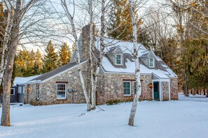 Exterior - Hallmark Movies watch out! Charming Stone Cottage in Fish Creek (Fish Creek)