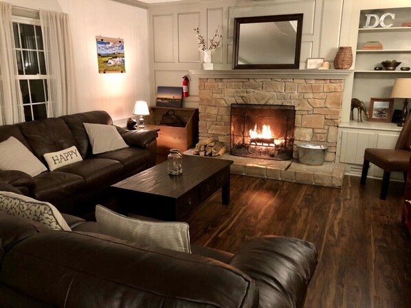 Smart TV, fireplace, DVD player, books - Hallmark Movies watch out! Charming Stone Cottage in Fish Creek (Fish Creek)
