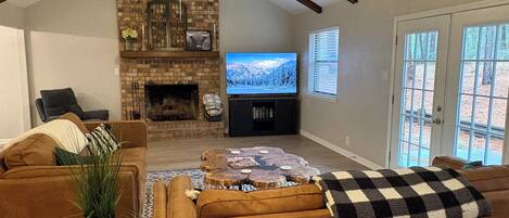 智能電視、壁爐、DVD 播放機、書籍