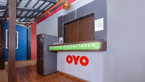 A reception area with a sign reading "KAUNTER PENDAFTARAN" and "OYO" branding. - OYO 89921 Motel New Bay Sg. Lembing (Sungai Lembing)