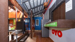 A kitchen area with a sink, a refrigerator, and a sign that reads "OYO". - OYO 89921 Motel New Bay Sg. Lembing (Sungai Lembing)