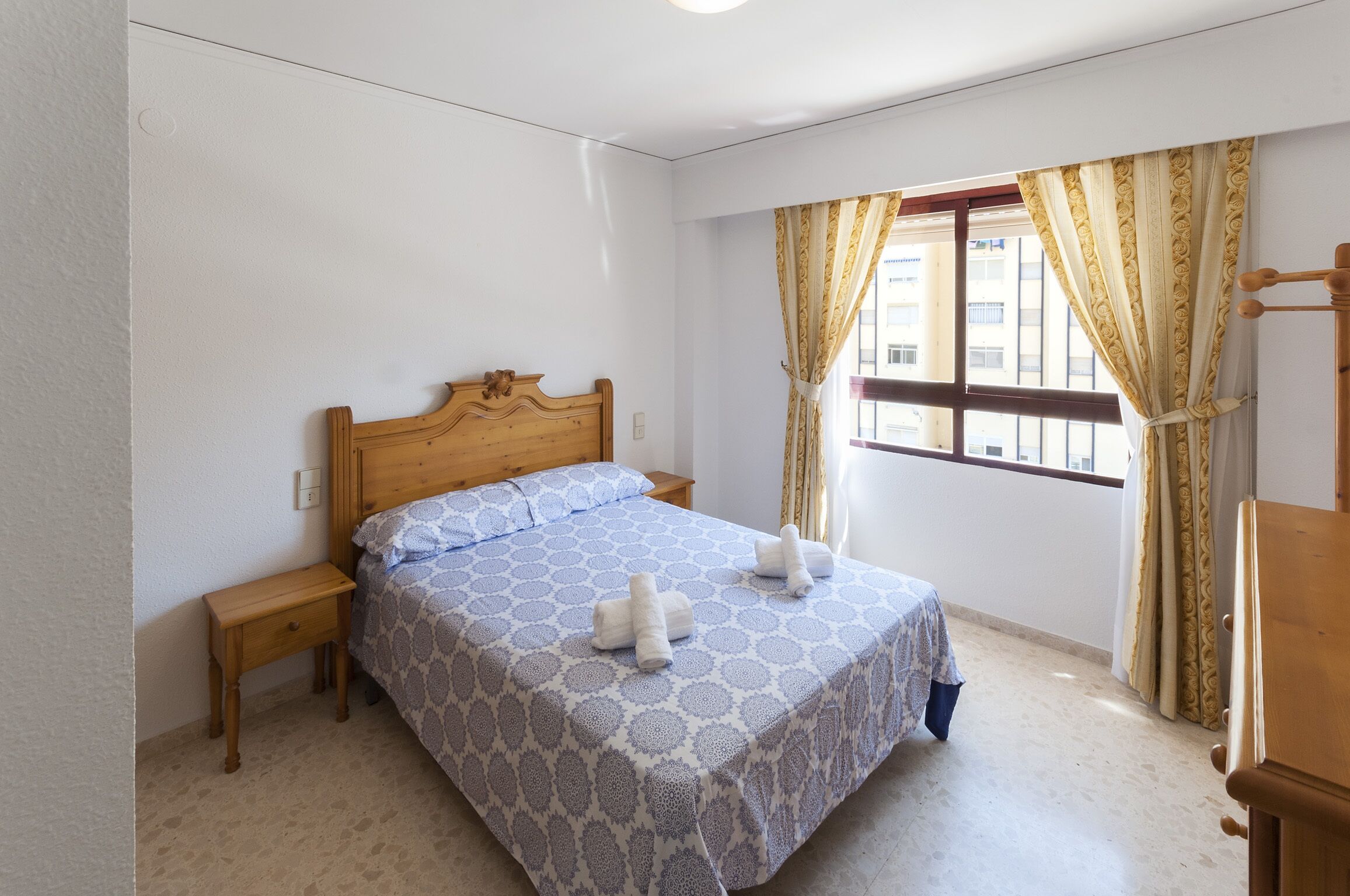 3 habitaciones, tabla de planchar con plancha y ropa de cama 