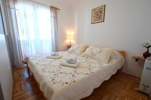 2 bedrooms, free WiFi, bed sheets - Apartment Lucy with a Balcony (Vantacici)