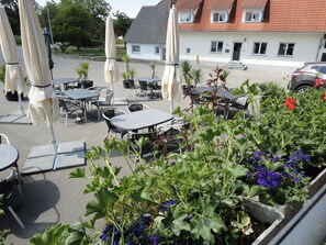 Outdoor dining - Gasthof Reiterstuben Apartment "Elle" 55m2 in a quiet rural location (Milpishaus)