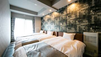 Habitación de hotel con dos camas, un ventanal con cortinas, una pared con textura y un techo con iluminación empotrada.