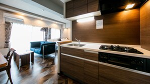 Una cocina moderna con estufa empotrada, pileta y armarios de madera.