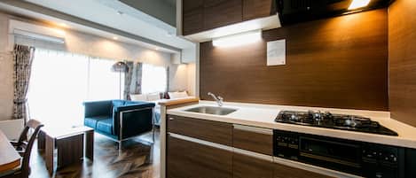 Camera familiare (ITALY) | Cucina privata | Frigorifero, microonde, piano cottura, bollitore elettrico