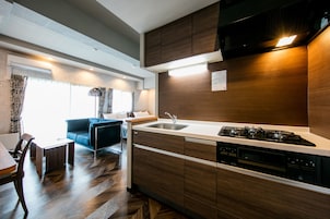 Kamar Keluarga (ITALY) | Dapur pribadi | Lemari es, microwave, kompor, dan ketel listrik