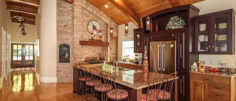 Réfrigérateur, micro-ondes, four, lave-vaisselle